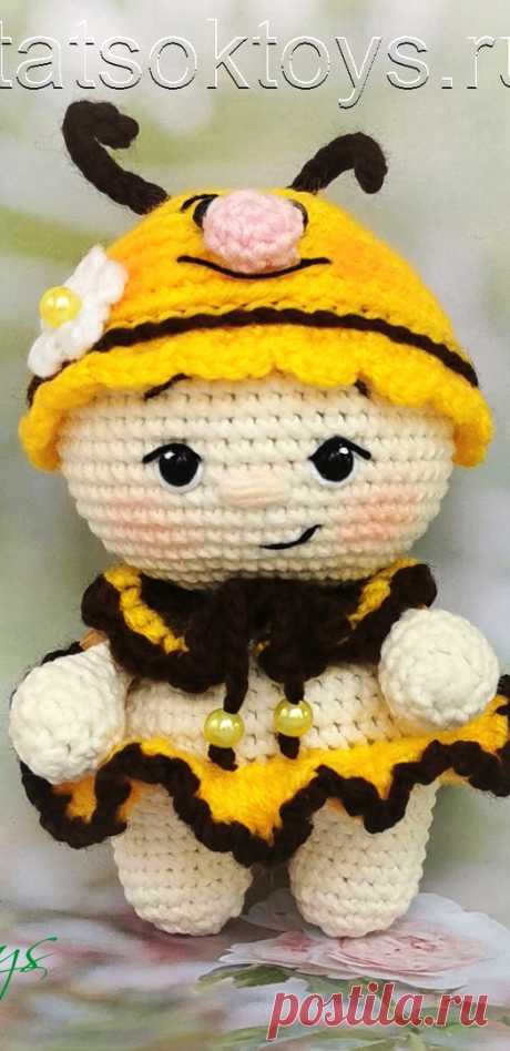 PDF Малыш Пчёлка крючком. FREE crochet pattern; Аmigurumi doll patterns. Амигуруми схемы и описания на русском. Вязаные игрушки и поделки своими руками #amimore - маленькая кукла в наряде пчелы, пупс в костюме пчёлки, куколка, пупсик, девочка.