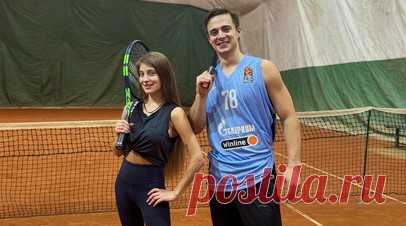 Возвращение на лёд, отработка прыжков и игра в теннис: Косторная набирает форму после родов и наслаждается материнством. Алёна Косторная начала выполнять одинарные прыжки и поддержки менее чем через месяц после рождения сына. По её словам, роды прошли успешно и быстро благодаря профессионализму врачей. После выписки из больницы она почти сразу приступила к лёгким тренировкам и даже успела поиграть в большой теннис. А в середине октября вернулась на лёд и стала постепенно набирать форму. Между…