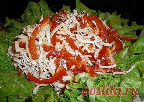 Французский салат с курицей и овощами