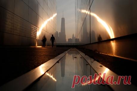 Бортпроводники рассказали о работе в авиации до и после терактов 9/11. Бортпроводники российских авиакомпаний рассказали, что после трагедии 9/11 во многих странах мира кардинально изменилось отношение к авиационной безопасности. Если раньше перевозки напоминали фильм «Мимино», то сейчас пассажиры и весь их багаж тщательно досматриваются, а в кабине пилотов появилась бронированная дверь.