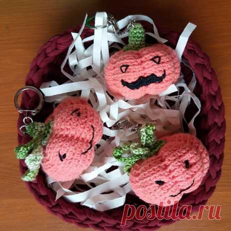 Брелочки тыковки ищут себе хозяев 😉  По поводу покупки пишите в ЛС #брелок #вяжукрючком #вязаниеназаказ #напродажу #хеллоуин #тыква #вязаныебрелки #милыйподарок