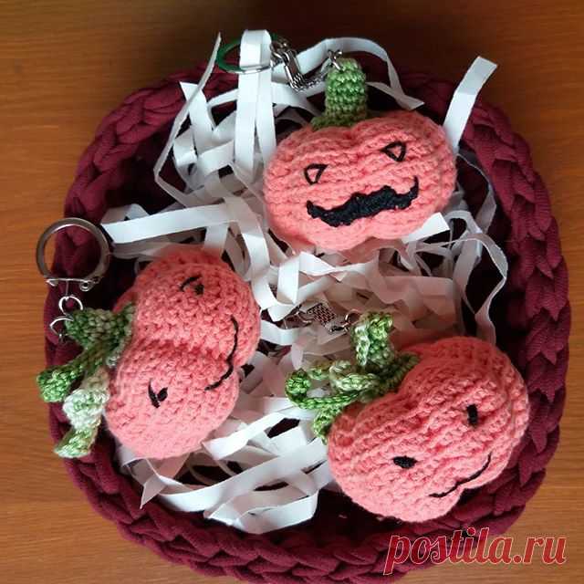 Брелочки тыковки ищут себе хозяев 😉  По поводу покупки пишите в ЛС #брелок #вяжукрючком #вязаниеназаказ #напродажу #хеллоуин #тыква #вязаныебрелки #милыйподарок