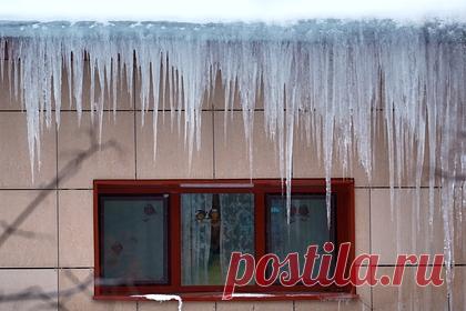 Россиянин отсудил у коммунальщиков сотни тысяч рублей за упавший лед. Житель Санкт-Петербурга отсудил у коммунальной службы города более 600 тысяч рублей за упавший с крыши лед. Неубранная вовремя глыба в феврале 2021 года повредила автомобиль россиянина. Он доказал, что коммунальщики на протяжении зимы не содержали крышу здания в порядке.