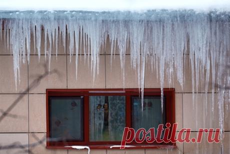 Россиянин отсудил у коммунальщиков сотни тысяч рублей за упавший лед. Житель Санкт-Петербурга отсудил у коммунальной службы города более 600 тысяч рублей за упавший с крыши лед. Неубранная вовремя глыба в феврале 2021 года повредила автомобиль россиянина. Он доказал, что коммунальщики на протяжении зимы не содержали крышу здания в порядке.