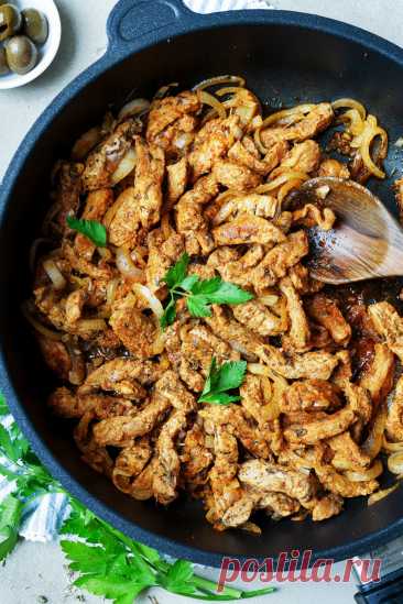 Mit diesem einfachen Rezept bereitest du Gyros selber zu. Fleisch schneiden, marinieren und kross braten – Probier's aus!