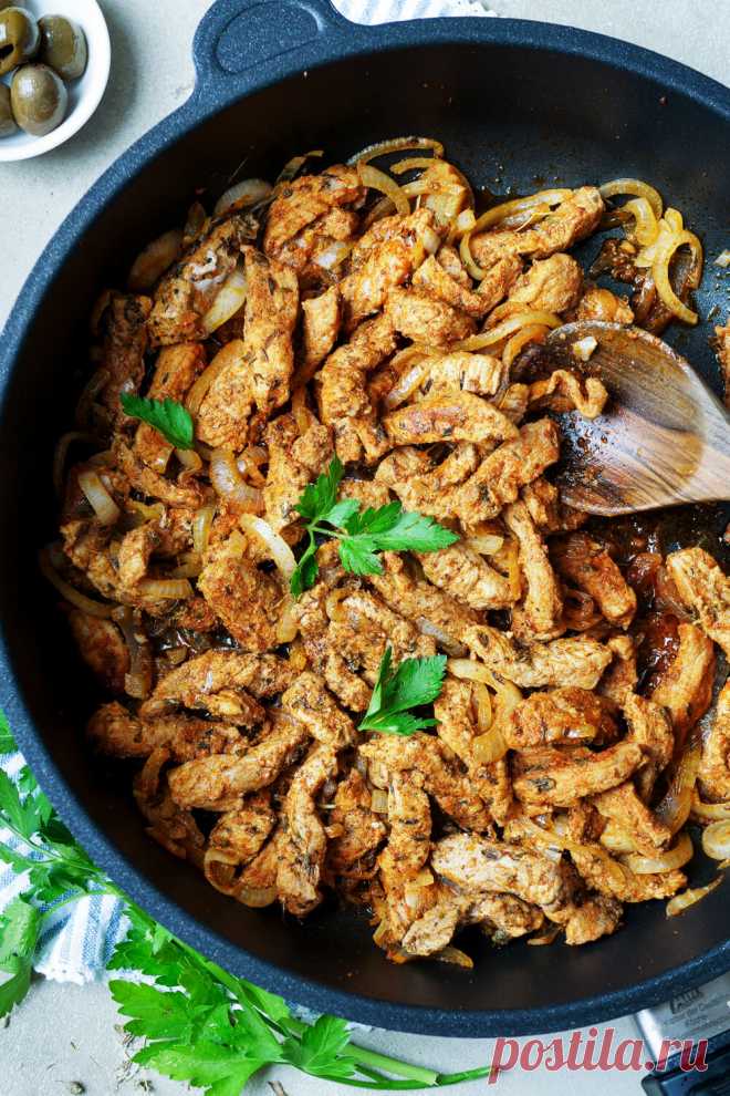 Mit diesem einfachen Rezept bereitest du Gyros selber zu. Fleisch schneiden, marinieren und kross braten – Probier's aus!