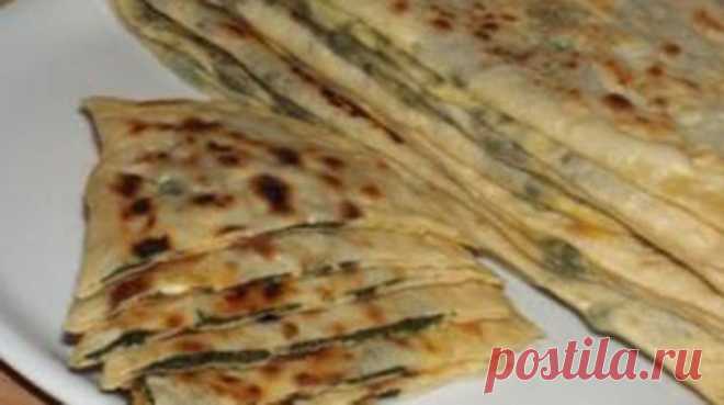 Гёзлеме с сыром и шпинатом Гёзлеме с сыром и шпинатом – довольно - таки легкий в приготовлении рецепт турецкой кухни, в основе которого - тонко раскатанное дрожжевое тесто