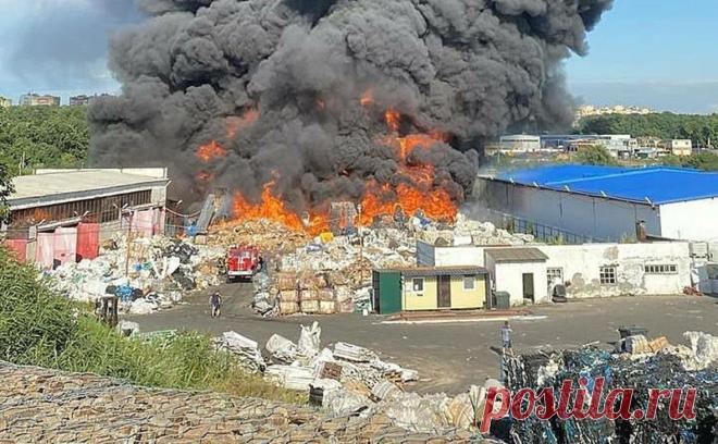 В Ростовской области загорелся склад макулатуры. Склад в городе Аксай Ростовской области загорелся на площади 2 тыс.