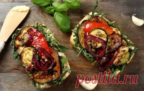 Брускетта с овощами гриль Эта быстрая и вкусная овощная закуска с ароматом дымка может стать прекрасным дополнением к мясному или рыбному шашлыку. Отличное блюдо для веганов, вегетарианцев и постящихся.