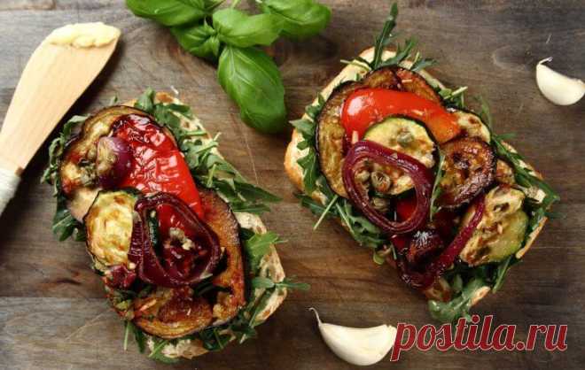 Брускетта с овощами гриль Эта быстрая и вкусная овощная закуска с ароматом дымка может стать прекрасным дополнением к мясному или рыбному шашлыку. Отличное блюдо для веганов, вегетарианцев и постящихся.