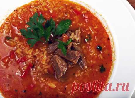 Харчо с говядиной, тклапи, рисом и орехами.