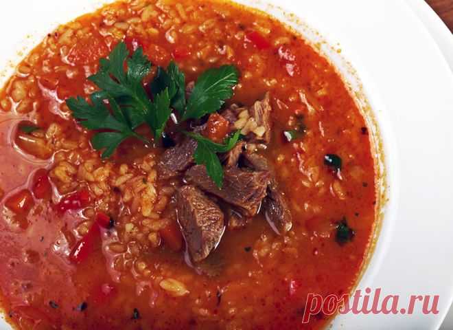 Харчо с говядиной, тклапи, рисом и орехами.