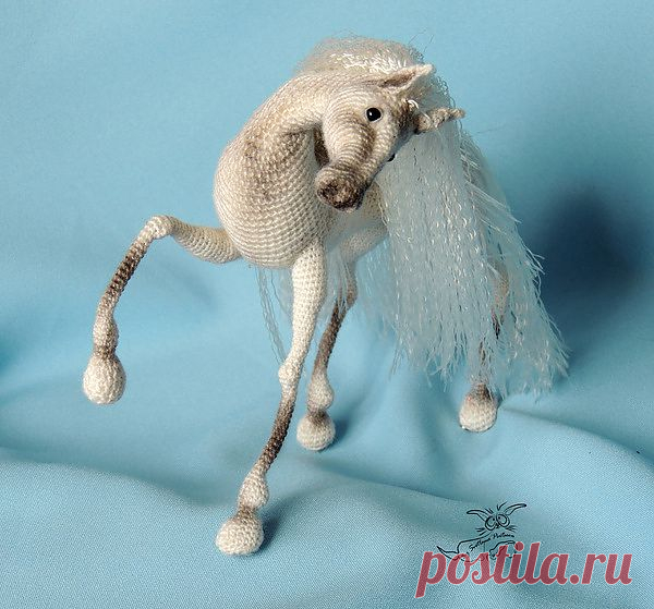 Лошадка связана крючком, имеет металлический каркас. Авторская работа.