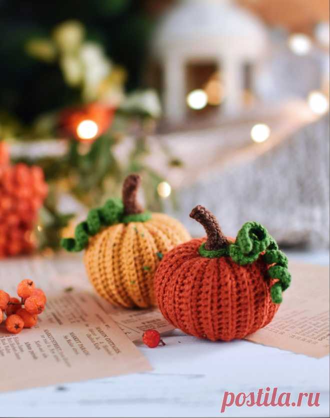 PDF Тыковки крючком. FREE crochet pattern; Аmigurumi toy patterns. Амигуруми схемы и описания на русском. Вязаные игрушки и поделки своими руками #amimore - маленькая тыква, декоративный овощ на Хеллоуин.