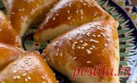 Слоеная самса быстрого приготовления простой рецепт пошаговый Как вкусно сделать Слоеная самса быстрого приготовления простой рецепт пошаговый в домашних условиях быстро. Слоеное дрожжевое тесто-500 гр Фарш из баранины-400 гр Лук репчатый-2 шт Вода-3 ст л Соль-0,5 с л Перец и специи по вкусу Желток-1 шт Кунжут для посыпки Мука для теста Cs0TmvLrA2g Мелко