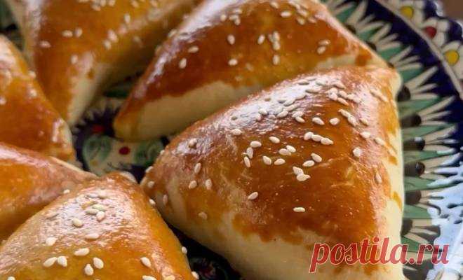 Слоеная самса быстрого приготовления простой рецепт пошаговый Как вкусно сделать Слоеная самса быстрого приготовления простой рецепт пошаговый в домашних условиях быстро. Слоеное дрожжевое тесто-500 гр Фарш из баранины-400 гр Лук репчатый-2 шт Вода-3 ст л Соль-0,5 с л Перец и специи по вкусу Желток-1 шт Кунжут для посыпки Мука для теста Cs0TmvLrA2g Мелко