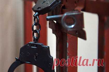 Российского депутата обвинили в избиении инвалида до смерти. В Мелеузе 30-летнему депутату предъявили окончательное обвинение по делу об убийстве 38-летнего инвалида. В ночь с 4 на 5 августа мужчина вместе с потерпевшим распивал спиртные напитки у него в мастерской. В какой-то момент между ними произошла ссора, во время которой обвиняемый забил оппонента до смерти.