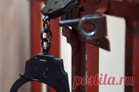 Российского депутата обвинили в избиении инвалида до смерти. В Мелеузе 30-летнему депутату предъявили окончательное обвинение по делу об убийстве 38-летнего инвалида. В ночь с 4 на 5 августа мужчина вместе с потерпевшим распивал спиртные напитки у него в мастерской. В какой-то момент между ними произошла ссора, во время которой обвиняемый забил оппонента до смерти.