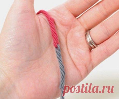 СОЕДИНЕНИЕ НИТИ БЕЗ УЗЛА. ВЯЗАНИЕ.

Как соединить концы нитей без узла.
При вязании иногда случается соединение нитей из двух клубков.
Чтобы узелки не мешали узору, мы вам предлагаем способ безузелкового соединения нитей.

Возьмем иглу для вышивания, проденем конец пряжи в ушко.
Теперь нам нужно немного ослабить натяжение скручивания нити,
для этого прокрутим ее немного против скручивания. Проденем между нитями иглу.
Конец нити вытягиваем наружу через 3 см, оставляя петельку.
В петельк