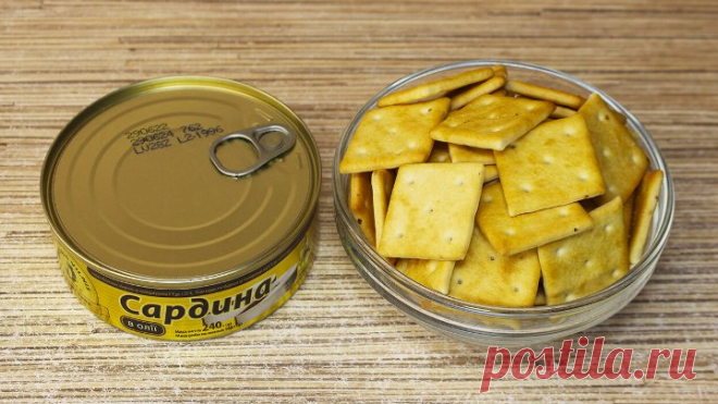 Беру банку консервов (скумбрия, сардина, сайра) и солёные крекеры: рецепт рыбного салата, который можно готовить на праздничный стол