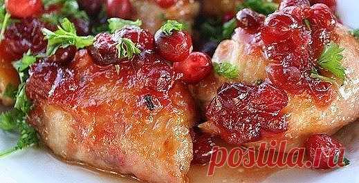 Куриная грудка под соусом из клюквы
на 100грамм - 98.74 ккалБ/Ж/У - 15.45/0.84/6.5

Вам понадобится:

0.5 кг филе курицы

Несколько зубчиков чеснока

0.25 чайной ложки сухой паприки

0.5 чайной ложки горчицы

Итальянские травы, свежая петрушка и укроп

Для соуса:

200 г ягод клюквы

Столовая ложка меда

Ложка крахмала

Приготовление:

Тщательно промыть филе и обсушить бумажным полотенцем;

Чеснок раздавить и смешать с приправами и каплей оливкового масла;

Натереть приправ...