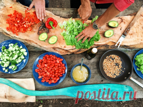 Продукты-чемпионы. Рассказываю про бюджетный, но очень полезный рацион для крепкого здоровья  и молодости. Он помогает снизить вес, повысить умственную и физическую работоспособность. 1. Яйца Это не только самый вкусный продукт, но и один из самых полезных. Желток содержит витамины группы В, железо и фосфор, а белок богат аминокислотами. Яйца – это отличный источник энергии и при этом низкокалорийный продукт (всего 86 ккал в одном яйце). Яйца на завтрак хороши тем, что можно включить их в любо…