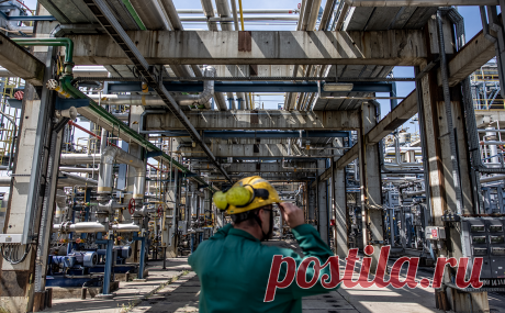 Сербия подключится к нефтепроводу «Дружба» в Венгрии для российской нефти. Сербия получает нефть в основном по трубопроводу из Хорватии. Однако из-за санкций такие поставки «едва ли станут возможными», заявили в Венгрии. На фоне ограничительных мер Сербия построит для себя ответвление «Дружбы»