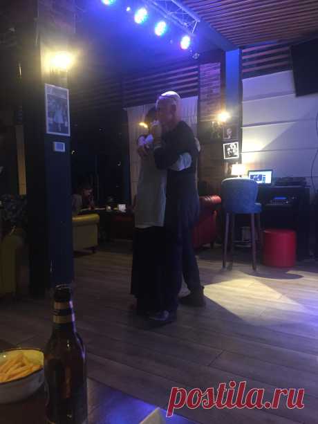 Я БРОДЯГА, С СЕРДЦЕМ-КОРАБЛИКОМ, И ВСЕ ЛИЦА ПРОШЛОГО У МЕНЯ НА ЗАПЯСТЬЯХ!
КРОВЬ СКОВАННОГО РТА ОТ "НЕТ", АЛЬБАТРОС БОДЛЕРА ПОХОРОНЕН ЗАЖИВО
В МОИХ ГЛАЗАХ!