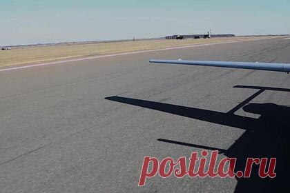 Минобороны показало уничтожение бронетехники ВСУ беспилотником «Форпост». Российские военные уничтожили бронетехнику, принадлежавшую Вооруженным силам Украины (ВСУ), при помощи беспилотного летательного аппарата (БПЛА) «Форпост». Момент удара показало на видео Минобороны России. Беспилотники со средних высот нанесли удары по самоходной артиллерийской батарее 122-миллиметровых гаубиц.