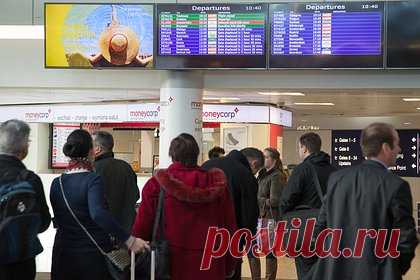 Сотрудники аэропорта потеряли паспорт пассажирки и лишили ее поездки на свадьбу. Туристка из Великобритании лишилась поездки на свадьбу подруги из-за того, что сотрудники службы безопасности аэропорта потеряли ее паспорт. В аэропорту папка с паспортами была при ней, но перед посадкой в самолет «загадочным образом» пропала. Пассажирка обвинила во всем работников авиагавани.