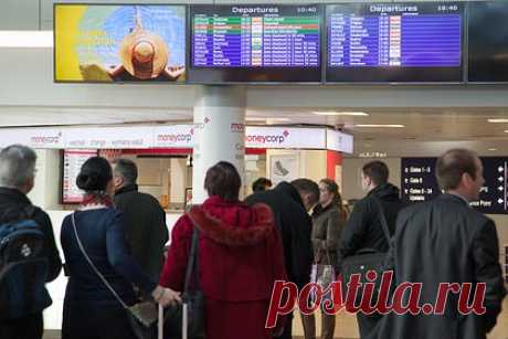 Сотрудники аэропорта потеряли паспорт пассажирки и лишили ее поездки на свадьбу. Туристка из Великобритании лишилась поездки на свадьбу подруги из-за того, что сотрудники службы безопасности аэропорта потеряли ее паспорт. В аэропорту папка с паспортами была при ней, но перед посадкой в самолет «загадочным образом» пропала. Пассажирка обвинила во всем работников авиагавани.