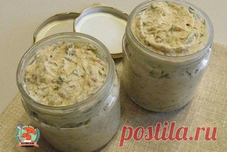 Селедочное масло
Что нам нужно:

Сельдь слабосоленая — 1 шт.
Горчица — 1 ч.л.
Масло сливочное — 200 гр.
Лимонный сок — 1 ст. л.
Яйцо — 1 шт.
Укроп свежий — 1 пучок

Начинаем готовить:

1. У рыбы отрезаем голову, убираем внутренности, кожу, кости. Режем на кусочки.
2. В чашу блендера выкладываем сельдь, вареное яйцо, сливочное масло, горчицу, выдавливаем лимонный сок.
3. Измельчаем до однородной массы.
4. Добавляем мелко порезанный укроп и хорошо перемешиваем.
5. Готовое се...