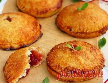 Пирожки с яблоками, малиной и пармезаном