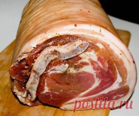 Свиной бок -ВКУСНО-Это НЕ то Слово!
ВКУСНОТИЩА  НЕОБЫКНОВЕННАЯ!!!
ОБЯЗАТЕЛЬНО сохраняйте  СЕБЕ и удивляйте своих родных и друзей !
Самое трудное в этом деле – успеть к мяснику до того как он всю тушу изрубит на шашлыки. Вам нужен отруб от хребта и до самого низа живота, желательно на всю длину. Кости надо аккуратно вырезать – пусть себе оставит, нам всё остальное и не надо шкуру срезать. Нам подешевле, со шкурой. 
Принесли домой? Красота, полюбовались и хватит. Берём специи (розмарин, чабер, зер