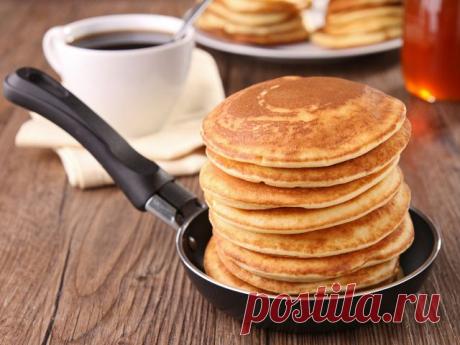 Как выбрать блинную сковороду
Блины – это особое, «чувствительное» блюдо, от правильности приготовления которого зависит буквально все в конечном продукте: цвет, запах, форма, вкус. Именно поэтому для блинчиков лучше иметь специальную сковороду, высокое качество которой обеспечит вам 50% успеха. Как выбрать блинную сковороду, чтобы процесс приготовления был простым и удобным, а результат труда неизменно радовал?