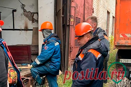 Российский город остался без воды по вине вора. В городе Отрадном Ленинградской области 28 сентября 26 тысяч жителей остались без воды из-за того, что на насосную подстанцию проник вор и вынес оттуда электрооборудование. Злоумышленник срезал кусачками провода на объекте в Кировском районе, потерял сознание от удара током, а когда очнулся, сбежал с подстанции.