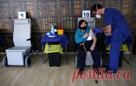 Ошибки в вакцинации. Дельта-штамм атакует Болгарию. Игорь Ленкин — о ситуации с коронавирусом в балканском государстве В Болгарии в середине марта были зарегистрированы первые случаи заболевания коронавирусом. За минувшие месяцы эпидемия прошла все стадии развития. В стране, где, как и в России, на протяжении нескольких лет действовали планы по вакцинации от полиомиелита, а в 2000 году Болгария отказалась от плановой вакцинации, в этом году произошла эпидемия кори. Как это отразилось на ситуац…