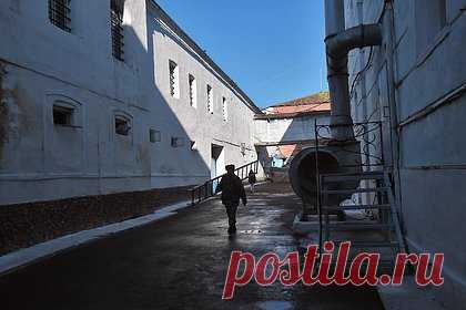 Россиянин зарезал назвавшего его подкаблучником гостя. В Омске отправили в СИЗО 30-летнего местного жителя, подозреваемого в убийстве друга, назвавшего его подкаблучником. Он позвал приятеля к себе домой, чтобы отметить победу хоккейного клуба «Авангард» над «Металлургом» и выпить вина. Посиделки затянулись, и жена хозяина квартиры сказала, что пора расходиться.