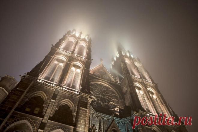 Клермон-Ферранский собор, Франция Клермон-Ферранский собор, выполненный в готическом стиле, является историческим памятником французского города Клермон-Ферран (регион Овернь). Он стал третьим по счету христианским храмом, который был возведен на этом месте.До этого, согласно сохранившимся свидетельствам, здесь первой...