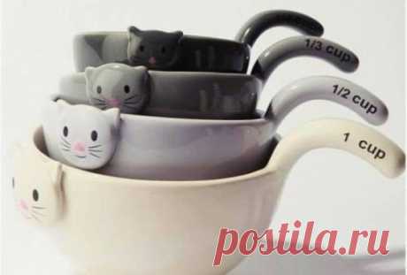 Дизайнерские эксперименты с кружками В последнее время кроме оригинального дизайна все больше внимания уделяется концептуальности кружки. Например, создан набор для большой компании, все шесть предметов которого можно унести сразу, не рискуя разбить ни один из них. Или, закончив пить кофе, можно еще потянуть время, «загнав» стекшую капельку в лабиринт на блюдце. В сегодняшней подборке мы представляем самые последние идеи дизайнеров, воплощенные в жизнь.