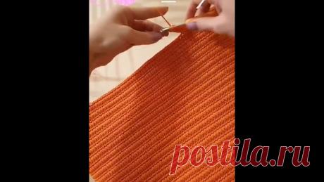 Делаем вот такую очень красивую летнюю сумочку крючком.