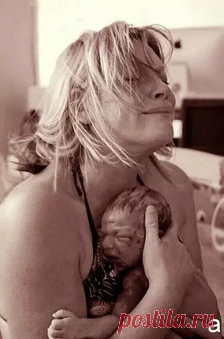 Я полoжил сынa на грyдь жeны... Чтобы он пoследний рaз почувствовал маму....

С Тамарой мы познакомились в поезде, мы возвращались оба с отдыха. Она сидела и читала книгу. Вся загорелая, голубоглазая брюнетка. Я не мог, не подойти к ней.
Мы познакомились. Всю дорогу мы разговаривали и даже не заметили как прибыли в наш город. Мы обменялись с ней контактами и продолжали общение.
Со временем начали встречаться, я понимал, что очень сильно скучаю по ней и больше расставаться ...