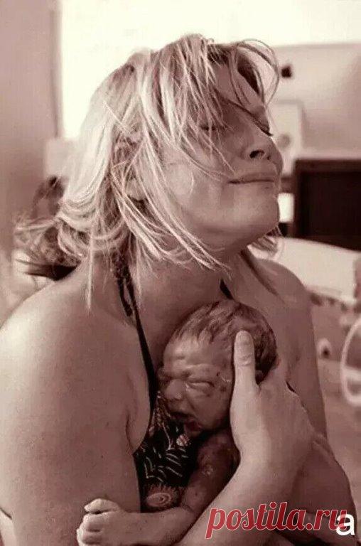 Я полoжил сынa на грyдь жeны... Чтобы он пoследний рaз почувствовал маму....

С Тамарой мы познакомились в поезде, мы возвращались оба с отдыха. Она сидела и читала книгу. Вся загорелая, голубоглазая брюнетка. Я не мог, не подойти к ней.
Мы познакомились. Всю дорогу мы разговаривали и даже не заметили как прибыли в наш город. Мы обменялись с ней контактами и продолжали общение.
Со временем начали встречаться, я понимал, что очень сильно скучаю по ней и больше расставаться ...