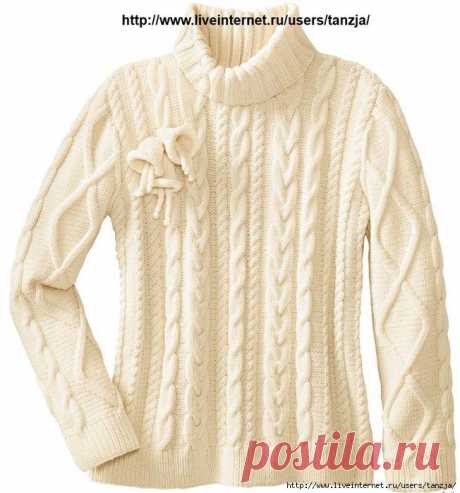 Белый свитер с рельефным узором.