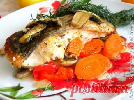 Жареная рыба с овощами и грибами