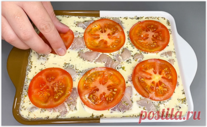 Заливаю куриное филе соусом и отправляю в духовку - получается сочное и нежное мясо без хлопот!