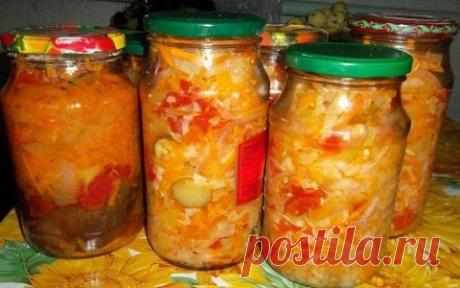 Салат «Чехарда»
Продукты: Укладывать по слоям в казан или большую кастрюлю.
На дно налить 2 стакана растительного масла.
· 1кг лука репчатого, порезать кольцами.
· 1кг помидор, целыми, обрезать «попки».
· 1кг сладкого перца, удалить семена, целыми,
· 1кг баклажан, убрать хвостики, целыми, лучше брать по мельче.
· 1кг моркови, тертой на крупной терке.
Сверху на эту красоту рассыпать 2 ст.ложки соли и 2 ст.ложки сахара, вложить чеснок 4-5 зубчиков, кто любит острое можно добавить 1 горький пер