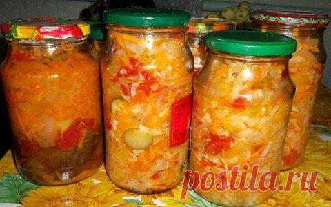 Салат «Чехарда»
Продукты: Укладывать по слоям в казан или большую кастрюлю.
На дно налить 2 стакана растительного масла.
· 1кг лука репчатого, порезать кольцами.
· 1кг помидор, целыми, обрезать «попки».
· 1кг сладкого перца, удалить семена, целыми,
· 1кг баклажан, убрать хвостики, целыми, лучше брать по мельче.
· 1кг моркови, тертой на крупной терке.
Сверху на эту красоту рассыпать 2 ст.ложки соли и 2 ст.ложки сахара, вложить чеснок 4-5 зубчиков, кто любит острое можно добавить 1 горький пер