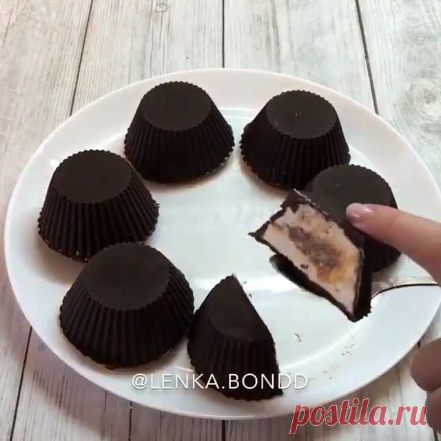 By @lenka.bondd
Доброго вечера ❤️ Это невероятно вкусно 🤤 а главное - отличный состав👍 начинка может быть любая, на Ваш вкус 👌
⠀
Ингредиенты:
⠀
У меня вышло 6 штук, зависит от объема формы.
⠀
🧁350гр творога 5% и выше⠀
🧁масло сливочное 50гр 🧁сахарная пудра по вкусу
⠀
Для глазури:
🍫Шоколад, у меня тёмный 2 плитки по 90гр
🍦Сливочное масло 30гр
⠀
🍭Начинка может быть любой: вареная сгущёнка, карамель, изюм, кокосовая стружка, орехи, шоколадная крошка и тд. А можно и во...