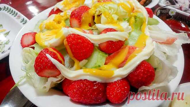 Салат из клубники -рецепты с рукколой, авокадо, сыром, креветками и моцареллой Салат из клубники вкусный, ароматный и красивый. Рецепт этого фруктового салат с клубникой очень прост, оригинальная заправка придает ему неповторимый вкус и аромат!